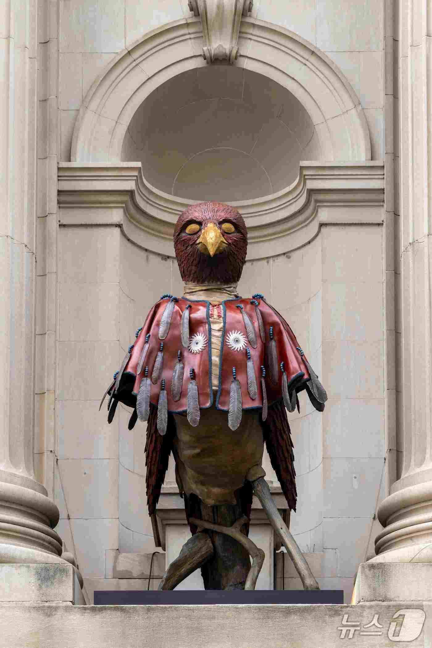 본문 이미지 - 《더 제네시스 파사드 커미션: 제프리 깁슨, The Animal That Therefore I Am》, carry messages between light and dark spaces bia̱kak / dawodv / hawk, 실리콘 청동에 파티나 마감,2025 ⓒ The Metropolitan Museum of Art, 사진: Eugenia Burnett Tinsley 