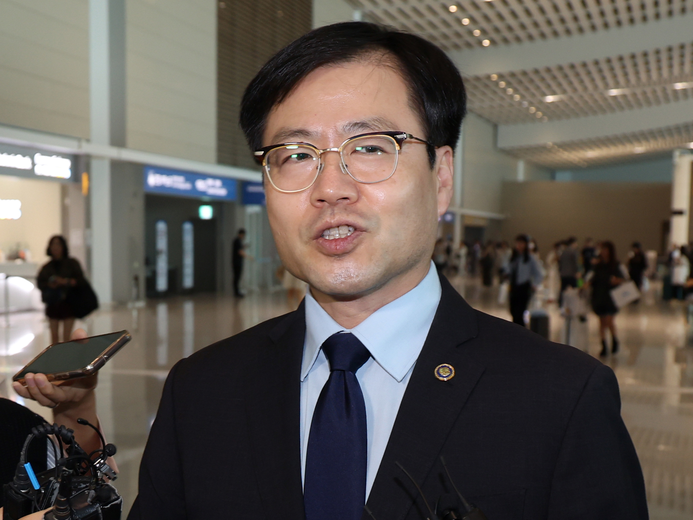 (인천공항=뉴스1) 황기선 기자 = 여한구 산업통상자원부 통상교섭본부장이 15일 오전 인천국제공항에서 미국 워싱턴 DC로 출국하며 취재진 질문에 답하고 있다.미국 출장길에 오른 여 …