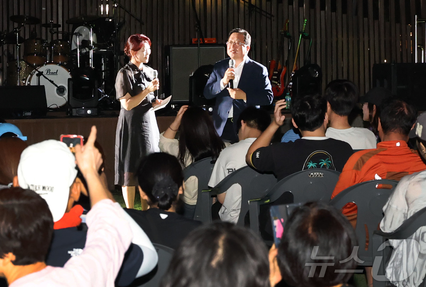 (대전=뉴스1) 이동원 기자 = 이장우 대전시장은 지난 13일 저녁 유성구 작은내수변공원에서 열린 ‘제3회 뮤직토크쇼’에 참석했다.이번 공연은 가을밤 정취 속에서 클래식과 인디록이 …