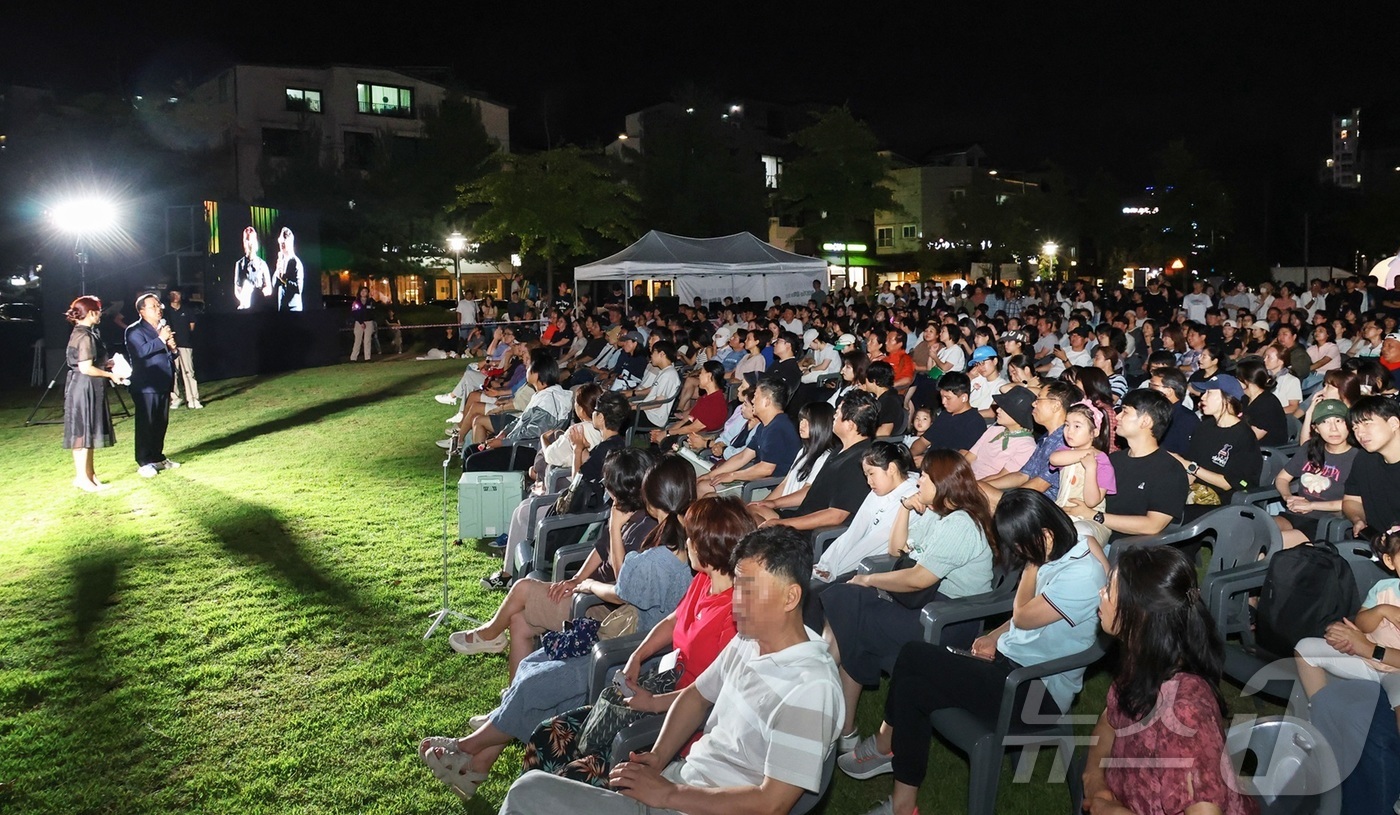 (대전=뉴스1) 이동원 기자 = 이장우 대전시장은 지난 13일 저녁 유성구 작은내수변공원에서 열린 ‘제3회 뮤직토크쇼’에 참석했다.이번 공연은 가을밤 정취 속에서 클래식과 인디록이 …