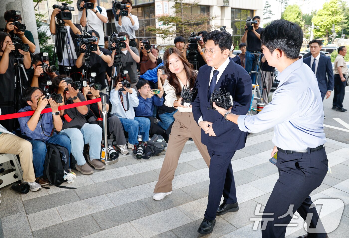 본문 이미지 - 방시혁 하이브 의장이 15일 오전 자본시장법 위반 혐의&#40;사기적 부정거래&#41; 관련 조사를 받기 위해 마포구 서울경찰청 금융범죄수사대에 출석하고 있다. 2025.9.15/뉴스1 ⓒ News1 안은나 기자