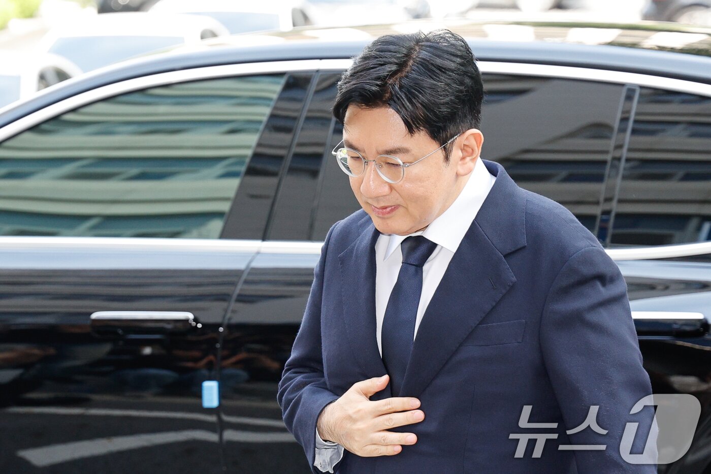 본문 이미지 - 방시혁 하이브 의장이 15일 오전 자본시장법 위반 혐의&#40;사기적 부정거래&#41; 관련 조사를 받기 위해 마포구 서울경찰청 금융범죄수사대에 출석하고 있다. 2025.9.15/뉴스1 ⓒ News1 안은나 기자