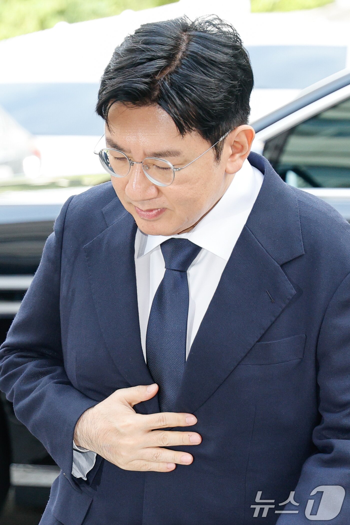 본문 이미지 - 방시혁 하이브 의장이 15일 오전 자본시장법 위반 혐의&#40;사기적 부정거래&#41; 관련 조사를 받기 위해 마포구 서울경찰청 금융범죄수사대에 출석하고 있다. 2025.9.15/뉴스1 ⓒ News1 안은나 기자