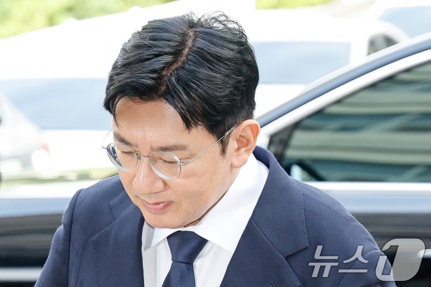 본문 이미지 - 방시혁 하이브 의장이 15일 오전 자본시장법 위반 혐의&#40;사기적 부정거래&#41; 관련 조사를 받기 위해 마포구 서울경찰청 금융범죄수사대에 출석하고 있다. 2025.9.15/뉴스1 ⓒ News1 안은나 기자