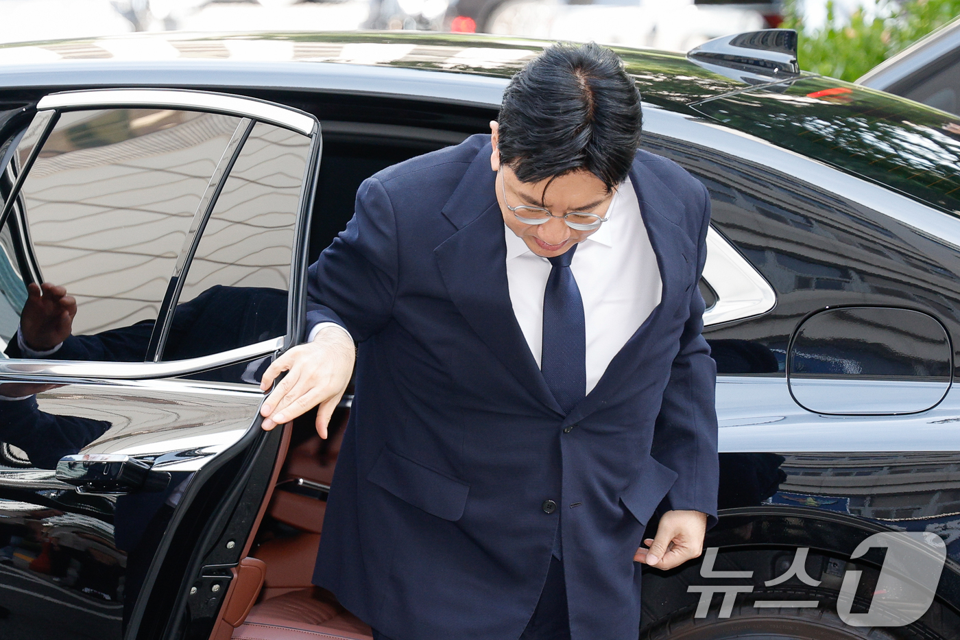 (서울=뉴스1) 안은나 기자 = 방시혁 하이브 의장이 15일 오전 자본시장법 위반 혐의(사기적 부정거래) 관련 조사를 받기 위해 마포구 서울경찰청 금융범죄수사대에 출석하고 있다. …