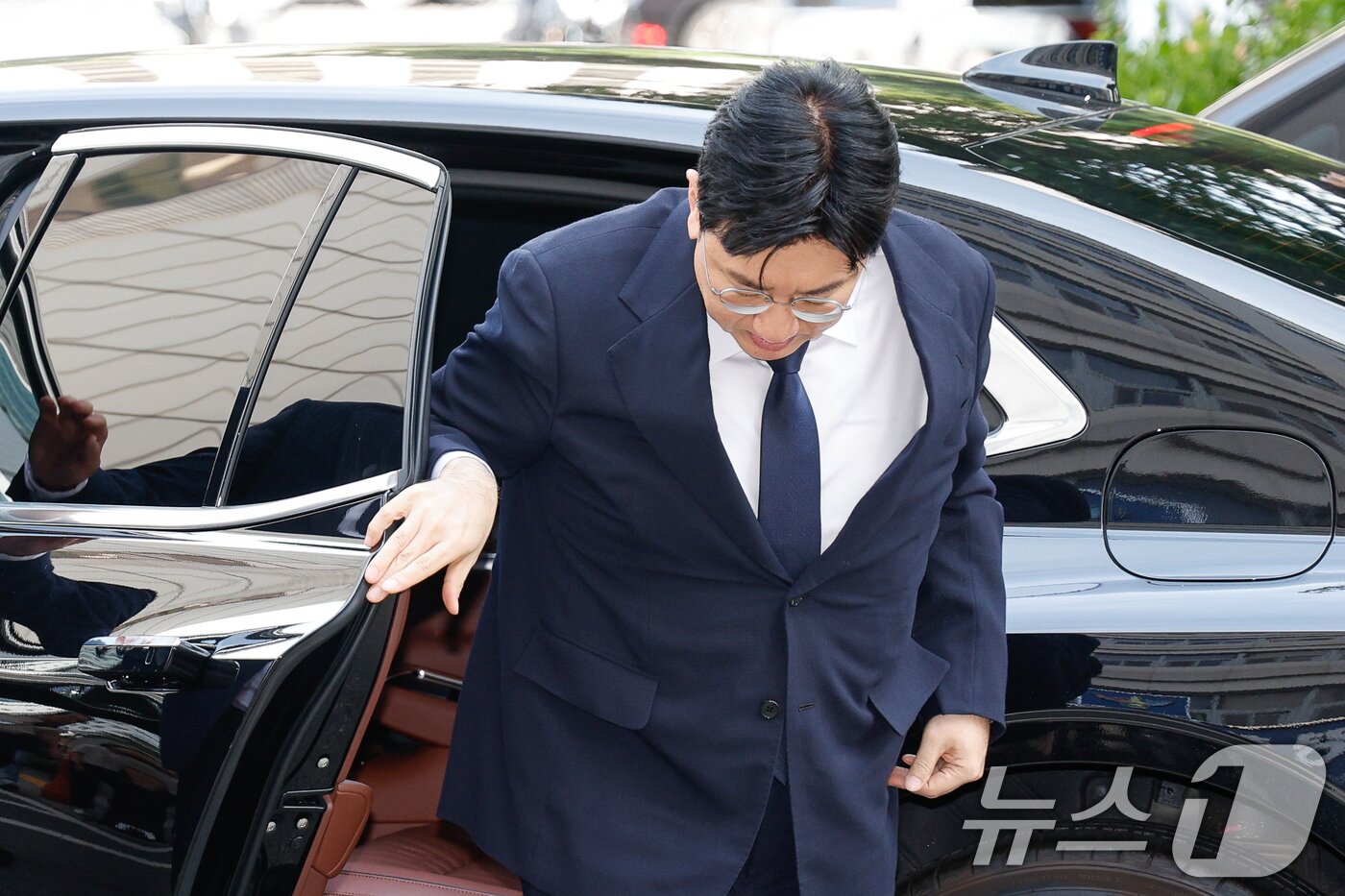 본문 이미지 - 방시혁 하이브 의장이 15일 오전 자본시장법 위반 혐의&#40;사기적 부정거래&#41; 관련 조사를 받기 위해 마포구 서울경찰청 금융범죄수사대에 출석하고 있다. 2025.9.15/뉴스1 ⓒ News1 안은나 기자