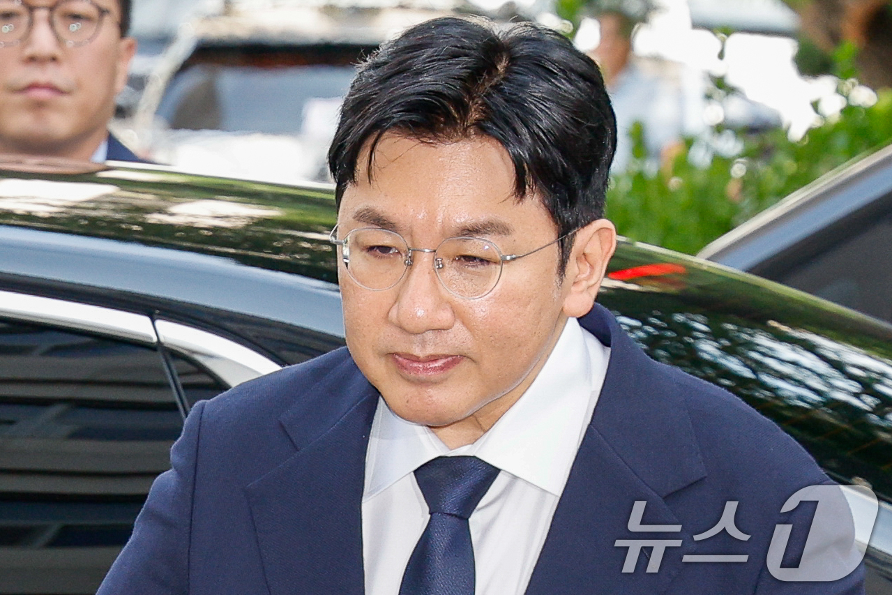 (서울=뉴스1) 안은나 기자 = 방시혁 하이브 의장이 15일 오전 자본시장법 위반 혐의(사기적 부정거래) 관련 조사를 받기 위해 마포구 서울경찰청 금융범죄수사대에 출석하고 있다. …