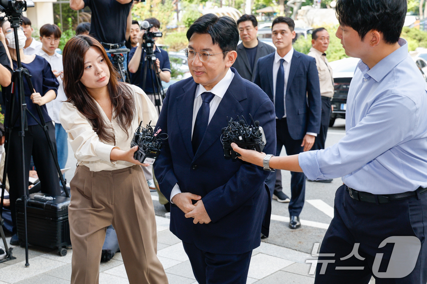 (서울=뉴스1) 안은나 기자 = 방시혁 하이브 의장이 15일 오전 자본시장법 위반 혐의(사기적 부정거래) 관련 조사를 받기 위해 마포구 서울경찰청 금융범죄수사대에 출석하고 있다. …