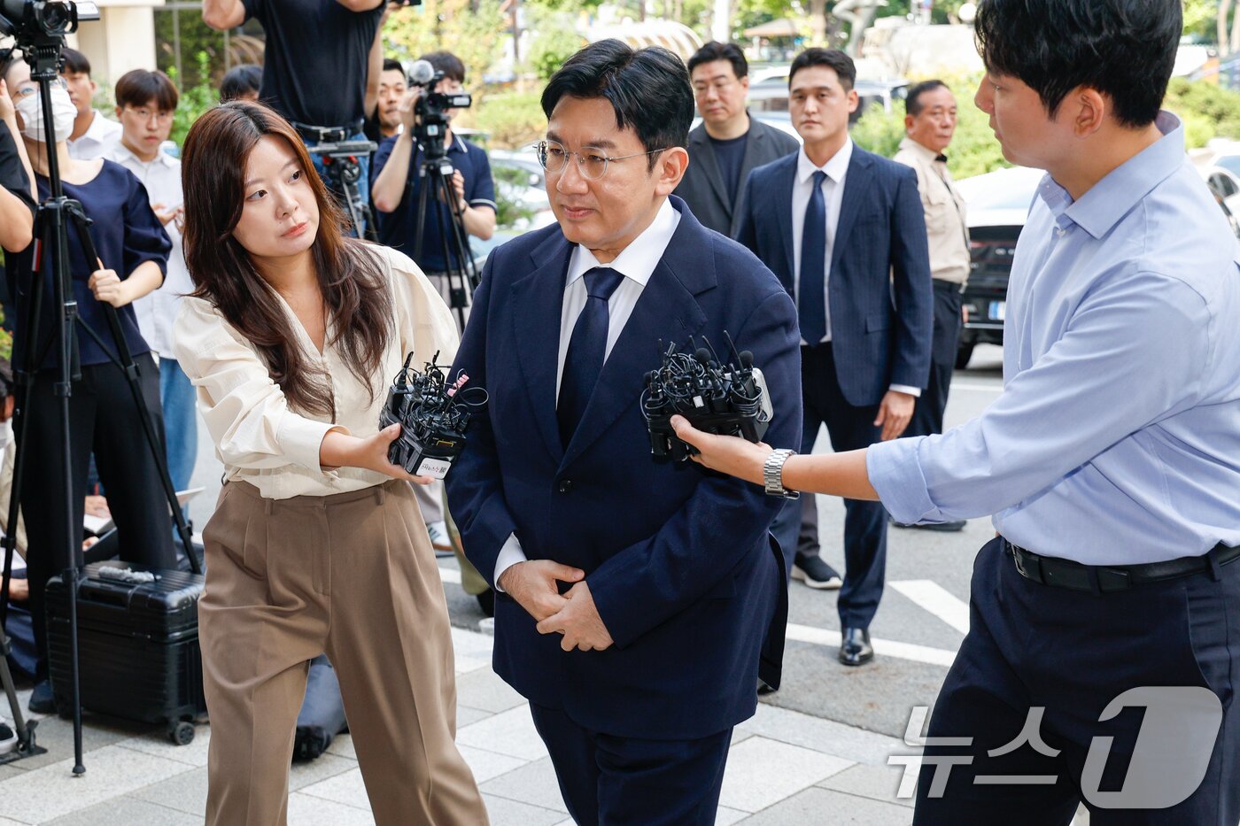 본문 이미지 - 방시혁 하이브 의장이 15일 오전 자본시장법 위반 혐의&#40;사기적 부정거래&#41; 관련 조사를 받기 위해 마포구 서울경찰청 금융범죄수사대에 출석하고 있다. 2025.9.15/뉴스1 ⓒ News1 안은나 기자