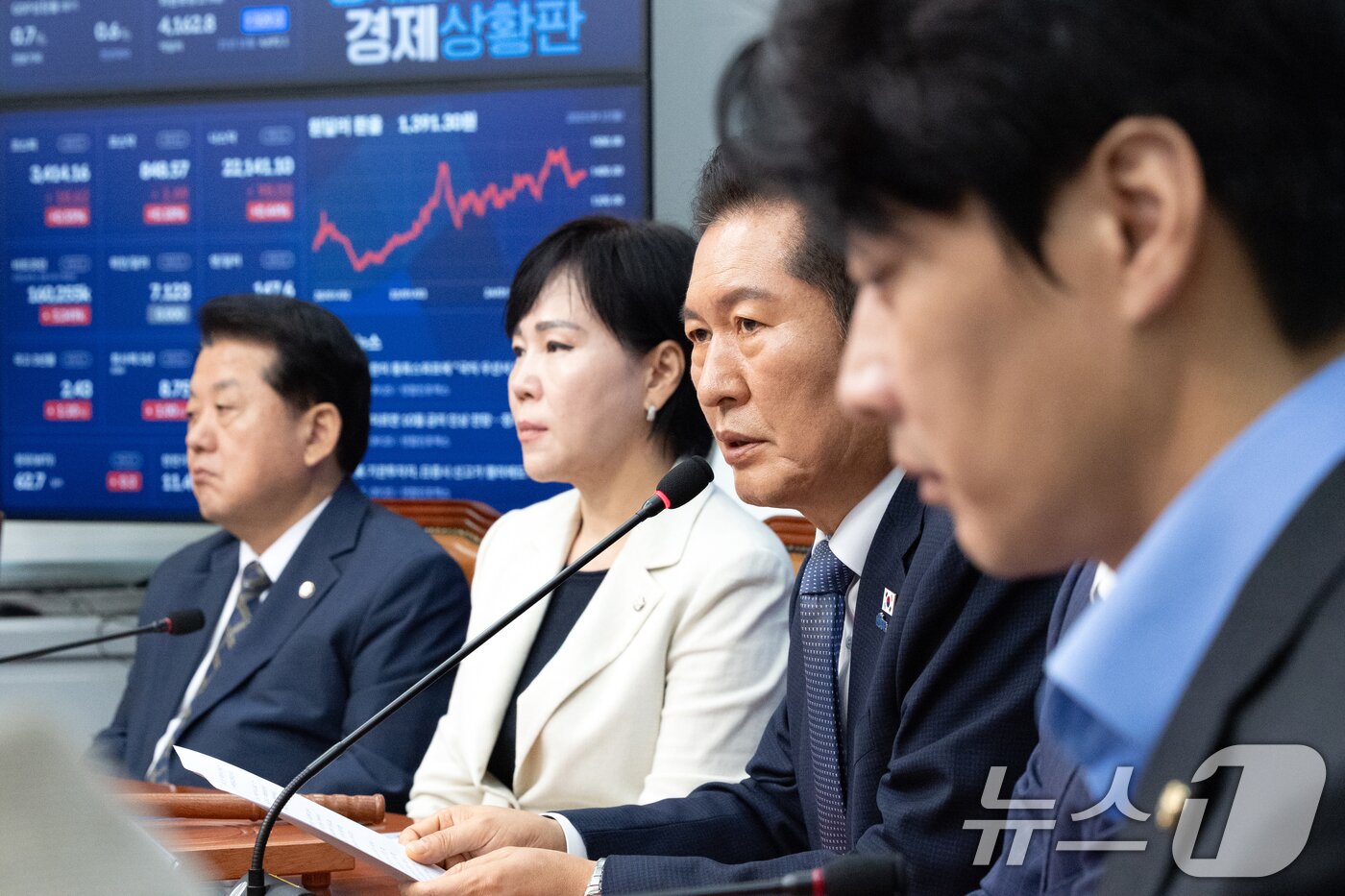 본문 이미지 - 정청래 더불어민주당 대표가 15일 서울 여의도 국회에서 열린 최고위원회의를 주재하고 있다. 2025.9.15/뉴스1 ⓒ News1 이승배 기자