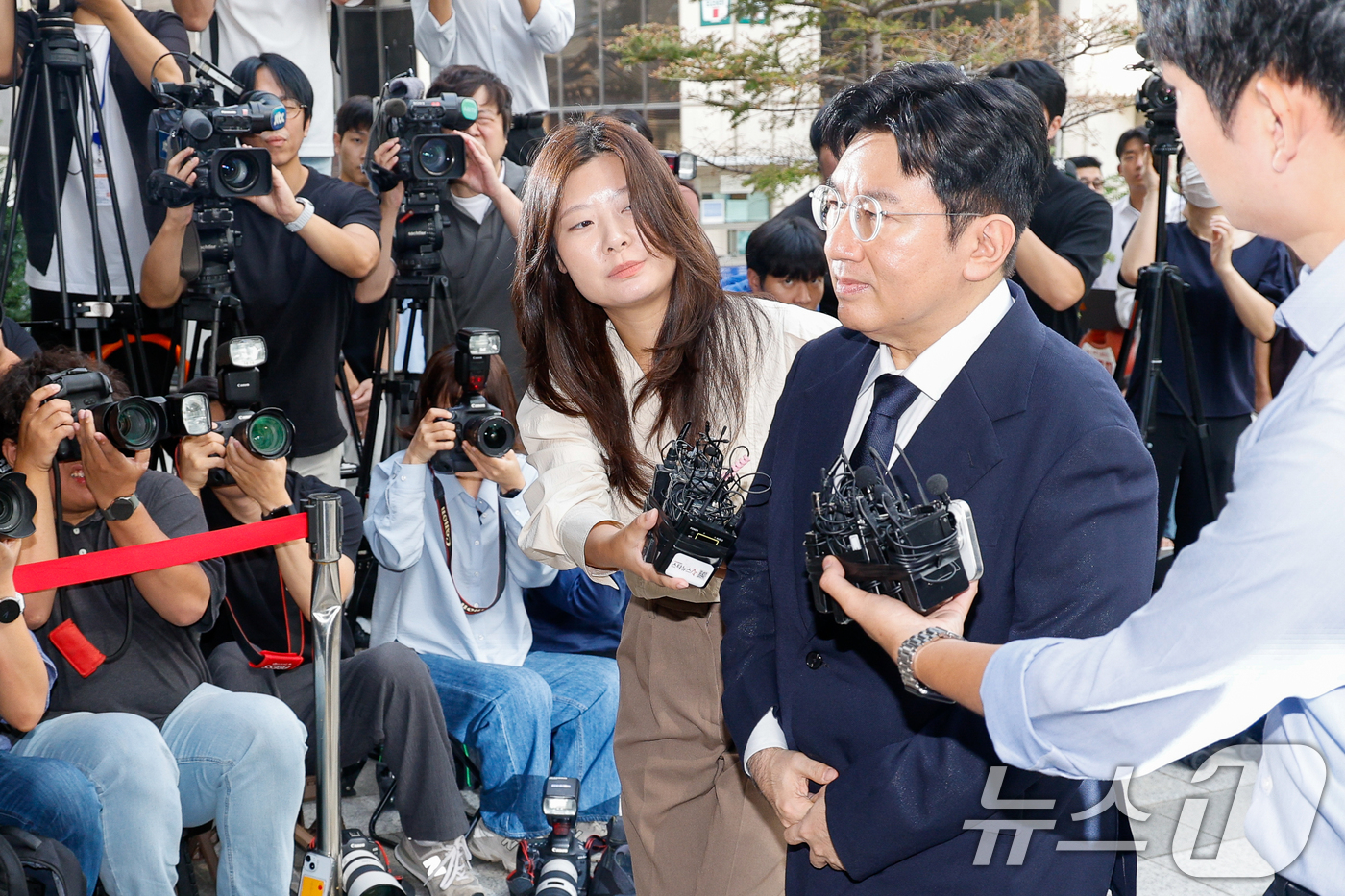 (서울=뉴스1) 안은나 기자 = 방시혁 하이브 의장이 15일 오전 자본시장법 위반 혐의(사기적 부정거래) 관련 조사를 받기 위해 마포구 서울경찰청 금융범죄수사대에 출석하고 있다. …