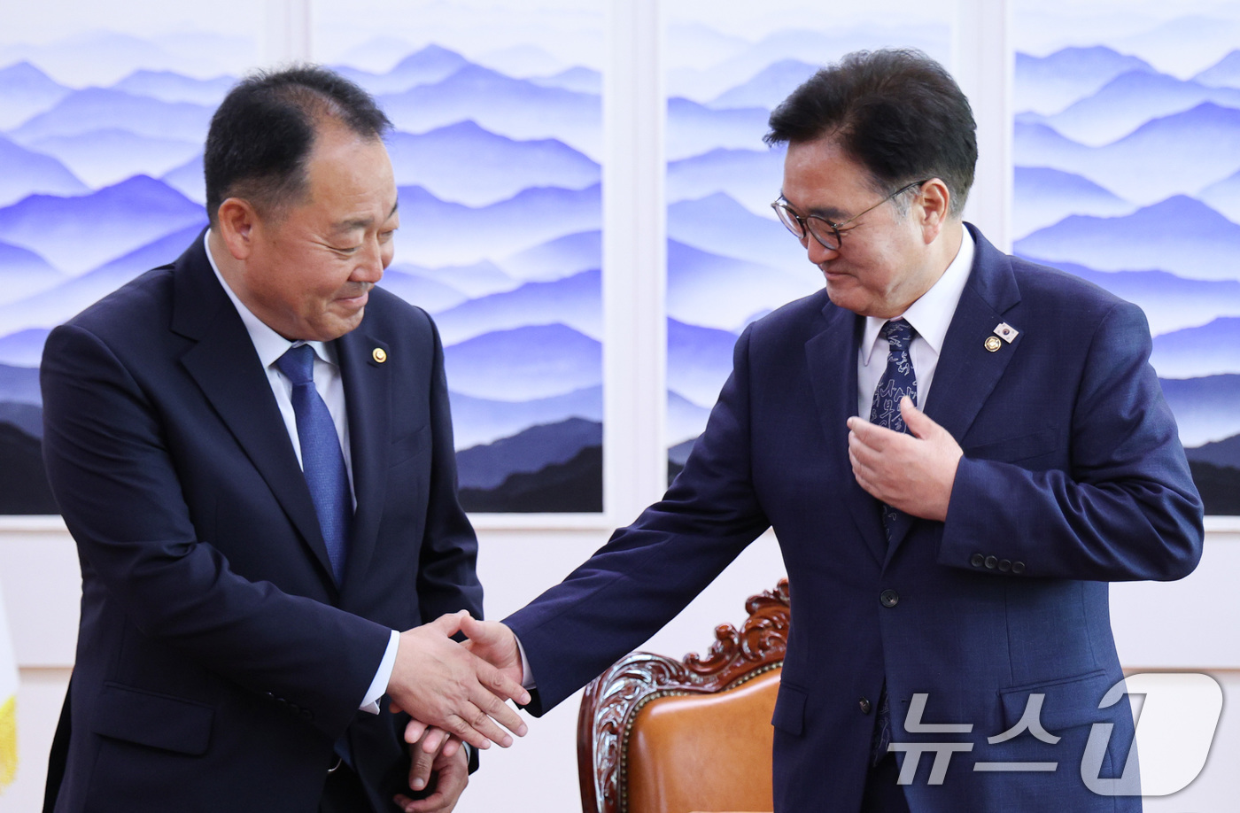 (서울=뉴스1) 신웅수 기자 = 우원식 국회의장(오른쪽)이 15일 오전 서울 여의도 국회 의장실에서 손인혁 헌법재판소 사무처장과 인사하고 있다. 2025.9.15/뉴스1