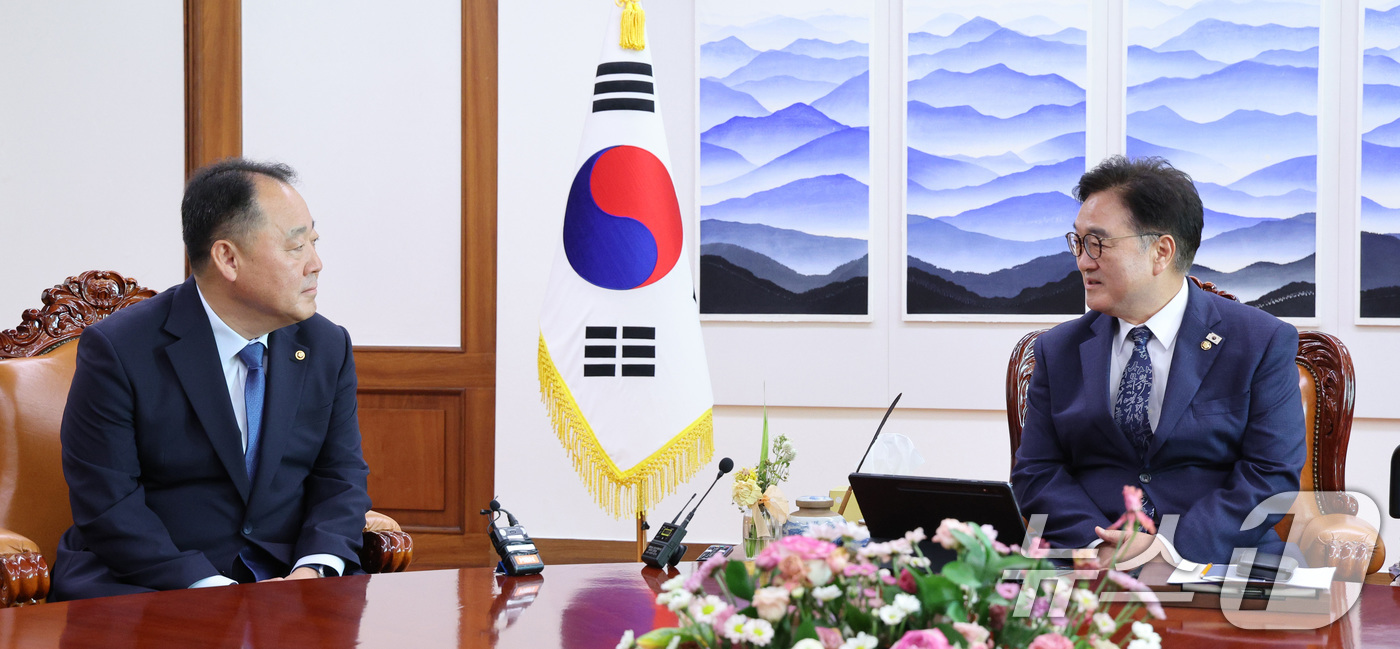 (서울=뉴스1) 신웅수 기자 = 우원식 국회의장(오른쪽)이 15일 오전 서울 여의도 국회 의장실에서 손인혁 헌법재판소 사무처장을 접견하고 있다. 2025.9.15/뉴스1