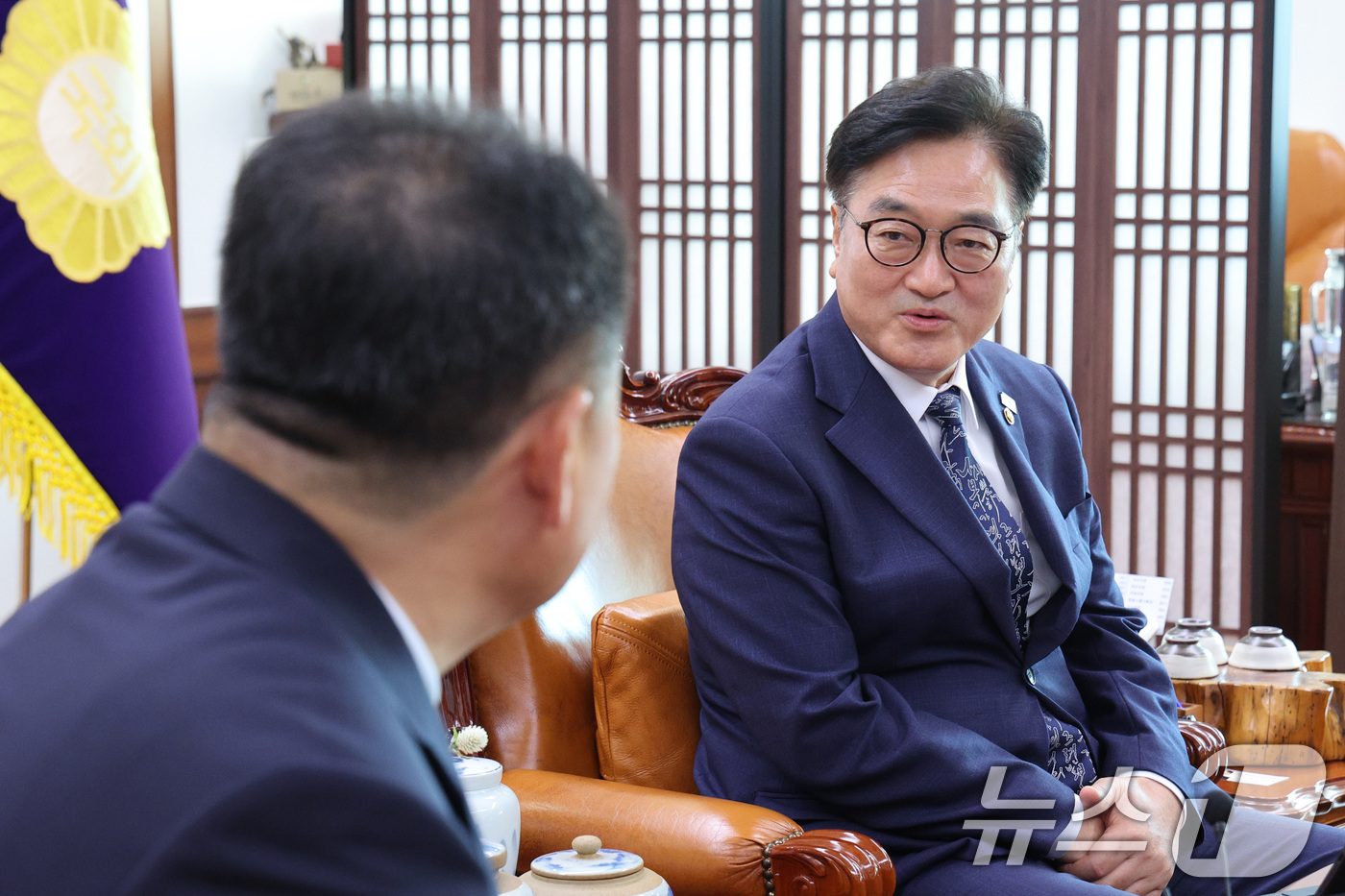 (서울=뉴스1) 신웅수 기자 = 우원식 국회의장(오른쪽)이 15일 오전 서울 여의도 국회 의장실에서 손인혁 헌법재판소 사무처장을 접견하고 있다. 2025.9.15/뉴스1