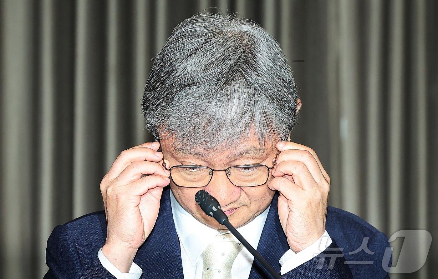 (서울=뉴스1) 김진환 기자 = 이찬진 금융감독원장이 15일 오전 서울 영등포구 여의도 콘래드호텔에서 열린 외국계 금융회사 CEO간담회에 참석해 안경을 쓰고 있다. 2025.9.1 …