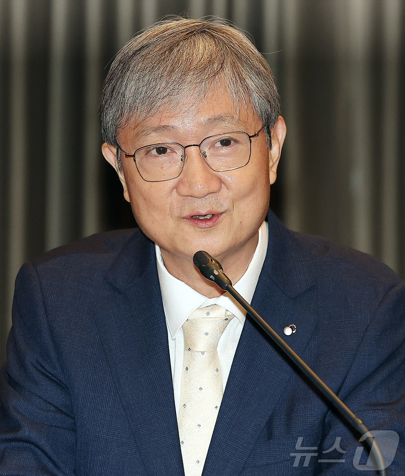 (서울=뉴스1) 김진환 기자 = 이찬진 금융감독원장이 15일 오전 서울 영등포구 여의도 콘래드호텔에서 열린 외국계 금융회사 CEO간담회에 참석해 인사말을 하고 있다. 2025.9. …