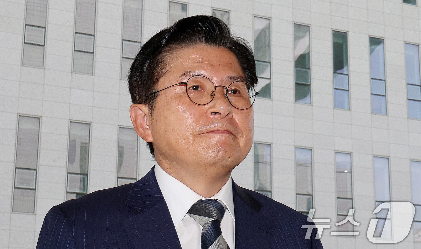 본문 이미지 - 황교안 자유와혁신 대표가 지난 9월15일 서울 양천구 남부지법에서 열린 '지난 2019년 벌어진 국회 패스트트랙(신속처리안건) 충돌 사건' 1심 결심 공판에 출석하고 있다/뉴스1 ⓒ News1 박지혜 기자