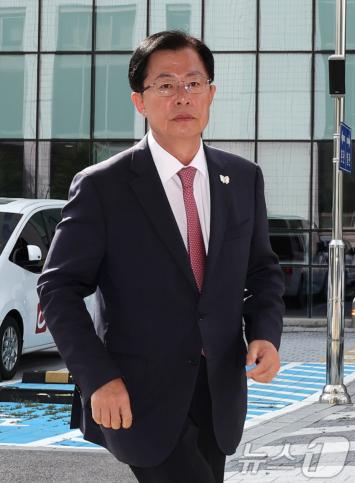 (서울=뉴스1) 박지혜 기자 = 이만희 국민의힘 의원이 15일 서울 양천구 남부지법에서 열린 '지난 2019년 벌어진 국회 패스트트랙(신속처리안건) 충돌 사건' 1심 결심 공판에 …