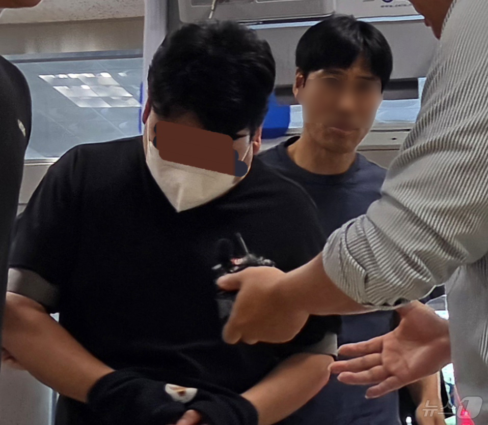 (대구=뉴스1) 이성덕 기자 = 생후 1개월 아들 살해 혐의를 받는 30대 남성 A 씨가 15일 오전 구속 전 피의자 심문(영장실질심사)를 받기 위해 대구지방법원에 출석하고 있다. …