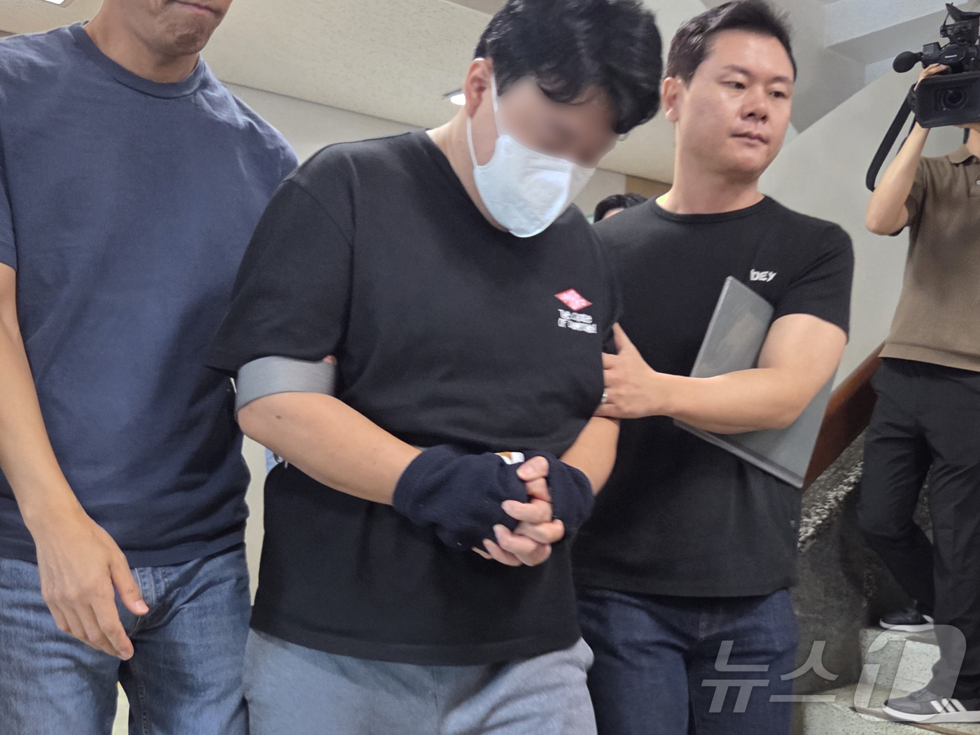 (대구=뉴스1) 이성덕 기자 = 생후 1개월 아들 살해 혐의를 받는 30대 남성 A 씨가 15일 오전 구속 전 피의자 심문(영장실질심사)를 받기 위해 대구지방법원에 출석하고 있다. …