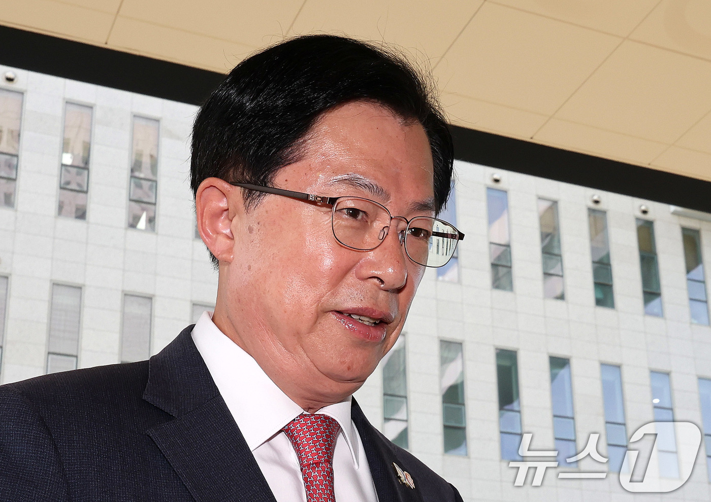 (서울=뉴스1) 박지혜 기자 = 이만희 국민의힘 의원이 15일 서울 양천구 남부지법에서 열린 '지난 2019년 벌어진 국회 패스트트랙(신속처리안건) 충돌 사건' 1심 결심 공판에 …