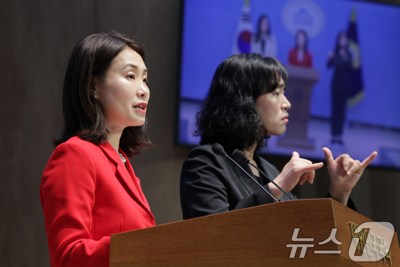 (서울=뉴스1) 신웅수 기자 = 김소희 국민의힘 의원이 15일 오전 서울 여의도 국회 소통관에서 고(故) 오요안나 MBC 기상캐스터 관련 MBC 특별근로감독 재조사 촉구 기자회견을 …