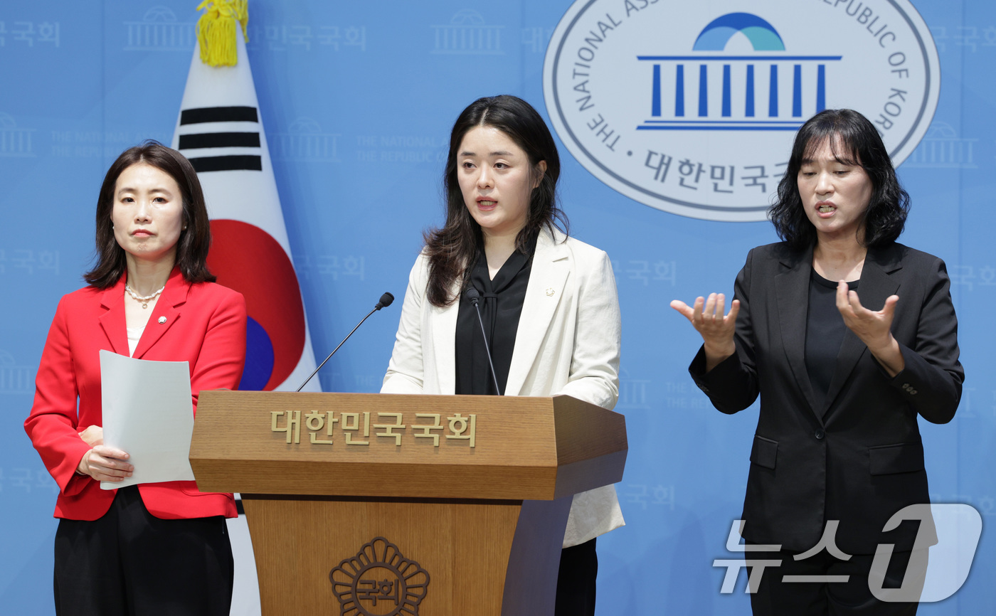 (서울=뉴스1) 신웅수 기자 = 김소희 국민의힘 의원과 서미옥 변호사가 15일 오전 서울 여의도 국회 소통관에서 고(故) 오요안나 MBC 기상캐스터 관련 MBC 특별근로감독 재조사 …