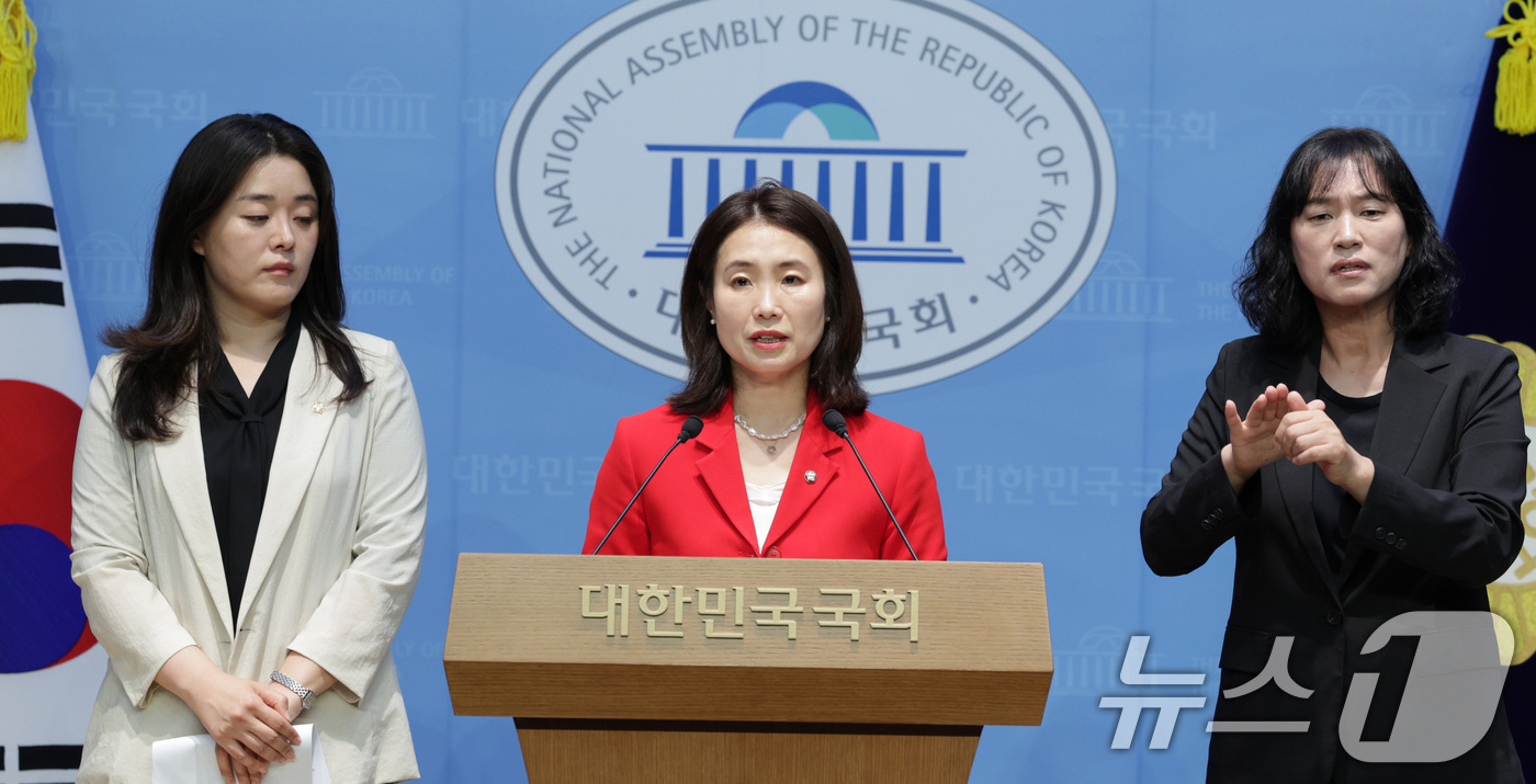 (서울=뉴스1) 신웅수 기자 = 김소희 국민의힘 의원과 서미옥 변호사가 15일 오전 서울 여의도 국회 소통관에서 고(故) 오요안나 MBC 기상캐스터 관련 MBC 특별근로감독 재조사 …