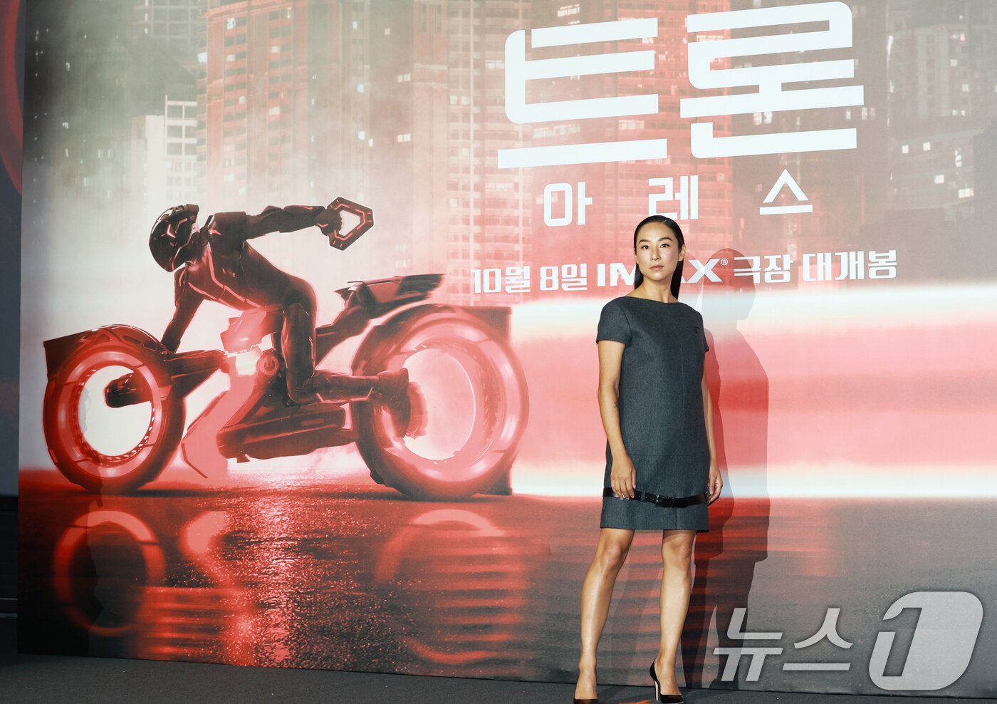 본문 이미지 - 배우 그레타 리가 15일 오전 서울 용산구 CGV용산아이파크몰에서 열린 영화 &#39;트론: 아레스&#39;&#40;감독 요아킴 뢰닝&#41; 내한 기자간담회에 참석해 포즈를 취하고 있다. &#39;트론: 아레스&#39;는 가상 세계에서 현실 세계로 넘어온 고도 지능 AI 병기 아레스의 등장으로 시작되는 통제 불가의 위기를 그린 압도적 비주얼 액션 블록버스터다. 2025.9.15/뉴스1 ⓒ News1 권현진 기자