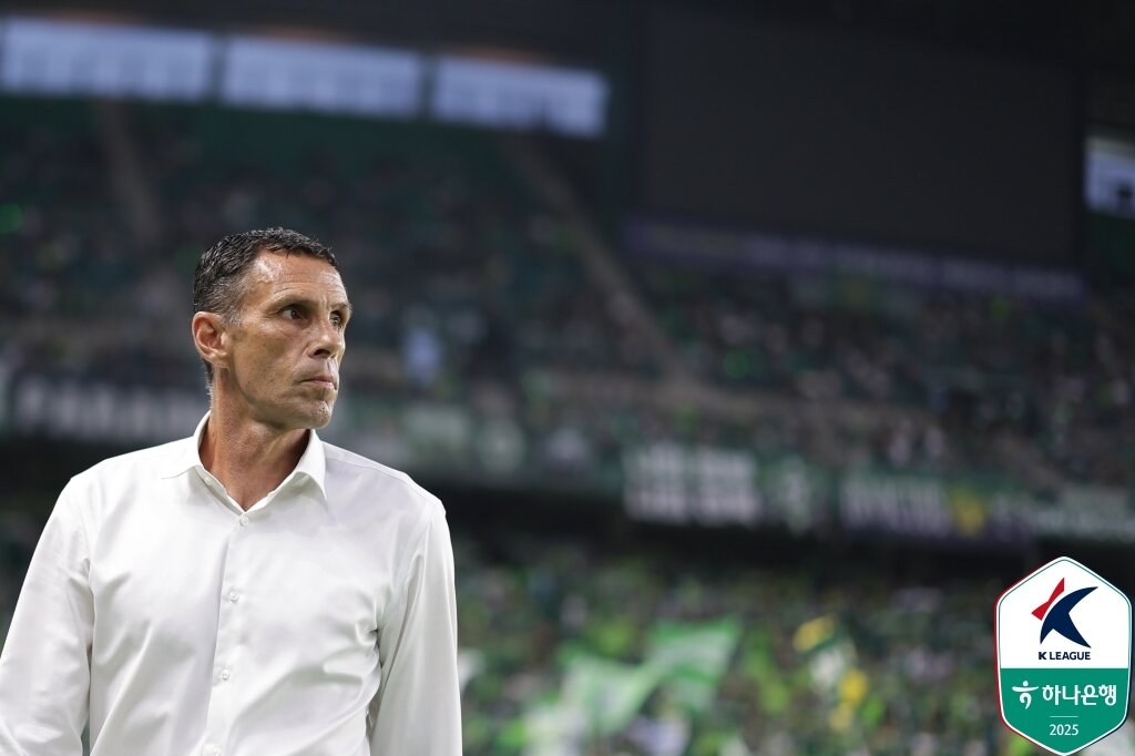 본문 이미지 - 전북현대의 새로운 전성기를 이끌고 있는 포옛 감독 &#40;한국프로축구연맹 제공&#41;