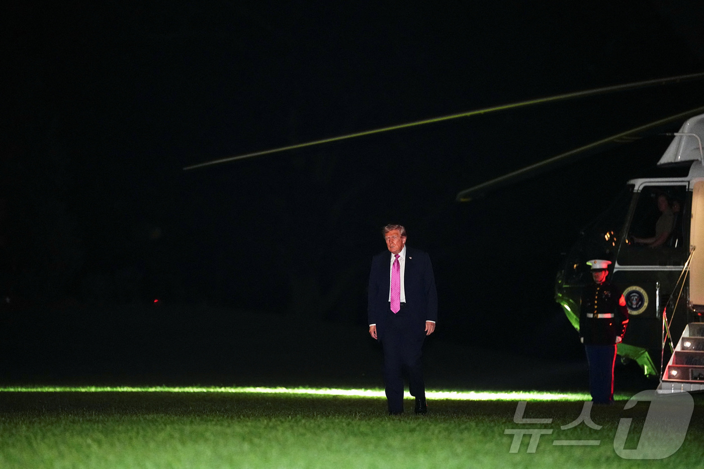 (워싱턴 로이터=뉴스1) 권영미 기자 = 도널드 트럼프 미국 대통령이 주말을 뉴저지에서 보낸 뒤 14일(현지시간) 워싱턴으로 복귀하는 모습. 2025.09.14.ⓒ 로이터=뉴스1