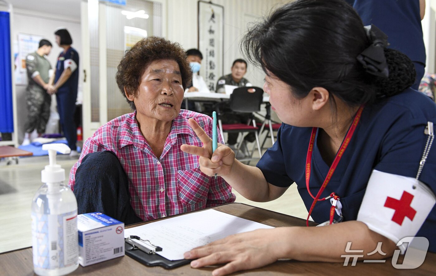 본문 이미지 - 해병대 1사단 의료근무대원들이 15일 경북 포항시 장기면 산서리를 찾아 주민들의 건강 상태를 확인하고 있다.(해병대 1사단 제공, 재판매 및 DB금지) 2025.9.15/뉴스1 