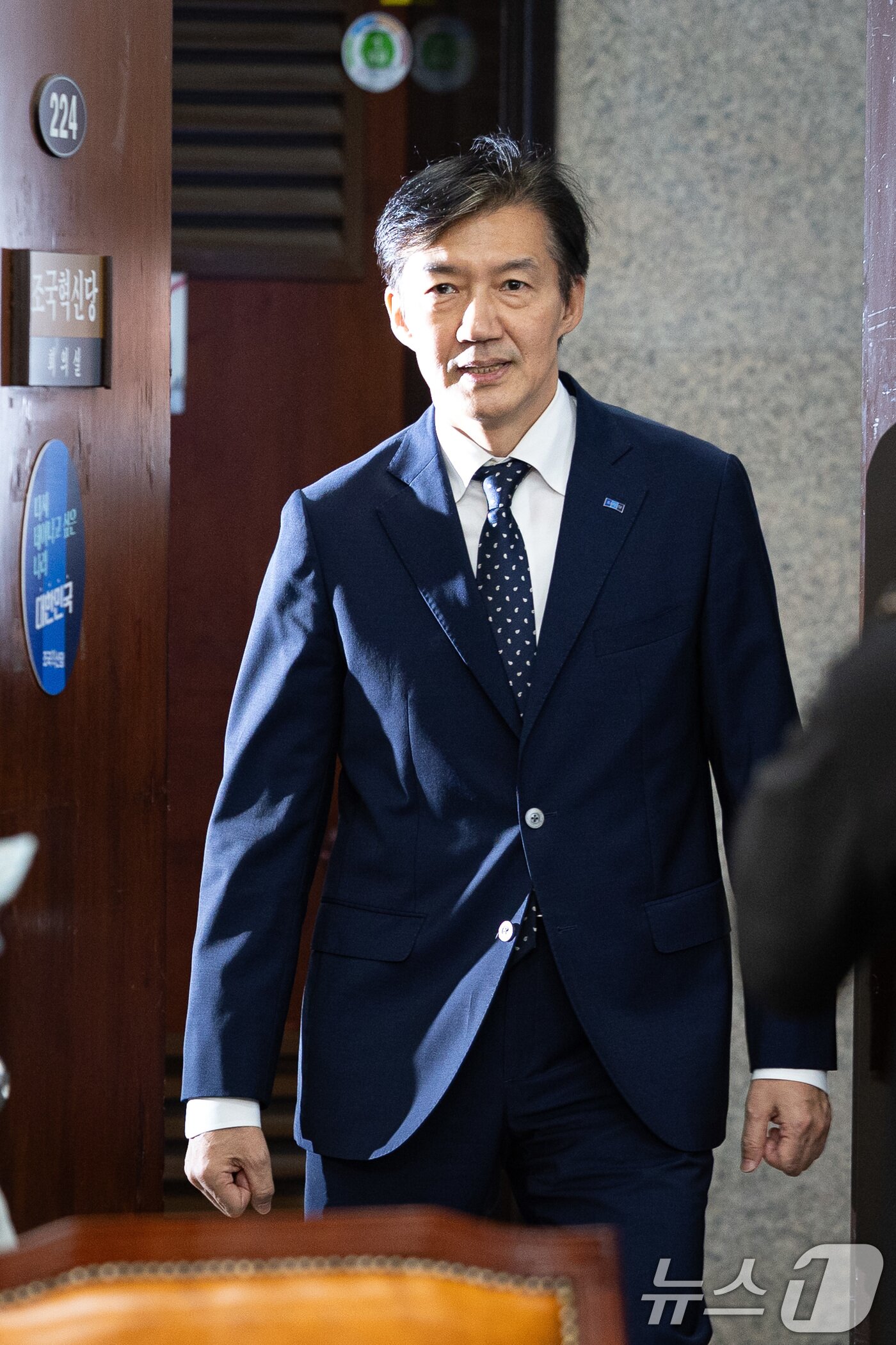 본문 이미지 - 조국 조국혁신당 비상대책위원장이 15일 서울 여의도 국회에서 열린 첫 비상대책위원회의에 참석하고 있다. 2025.9.15/뉴스1 ⓒ News1 유승관 기자