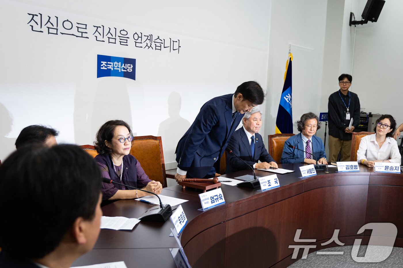 본문 이미지 - 조국 조국혁신당 비상대책위원장이 15일 서울 여의도 국회에서 열린 첫 비상대책위원회의에 앞서 인사하고 있다. 2025.9.15/뉴스1 ⓒ News1 유승관 기자