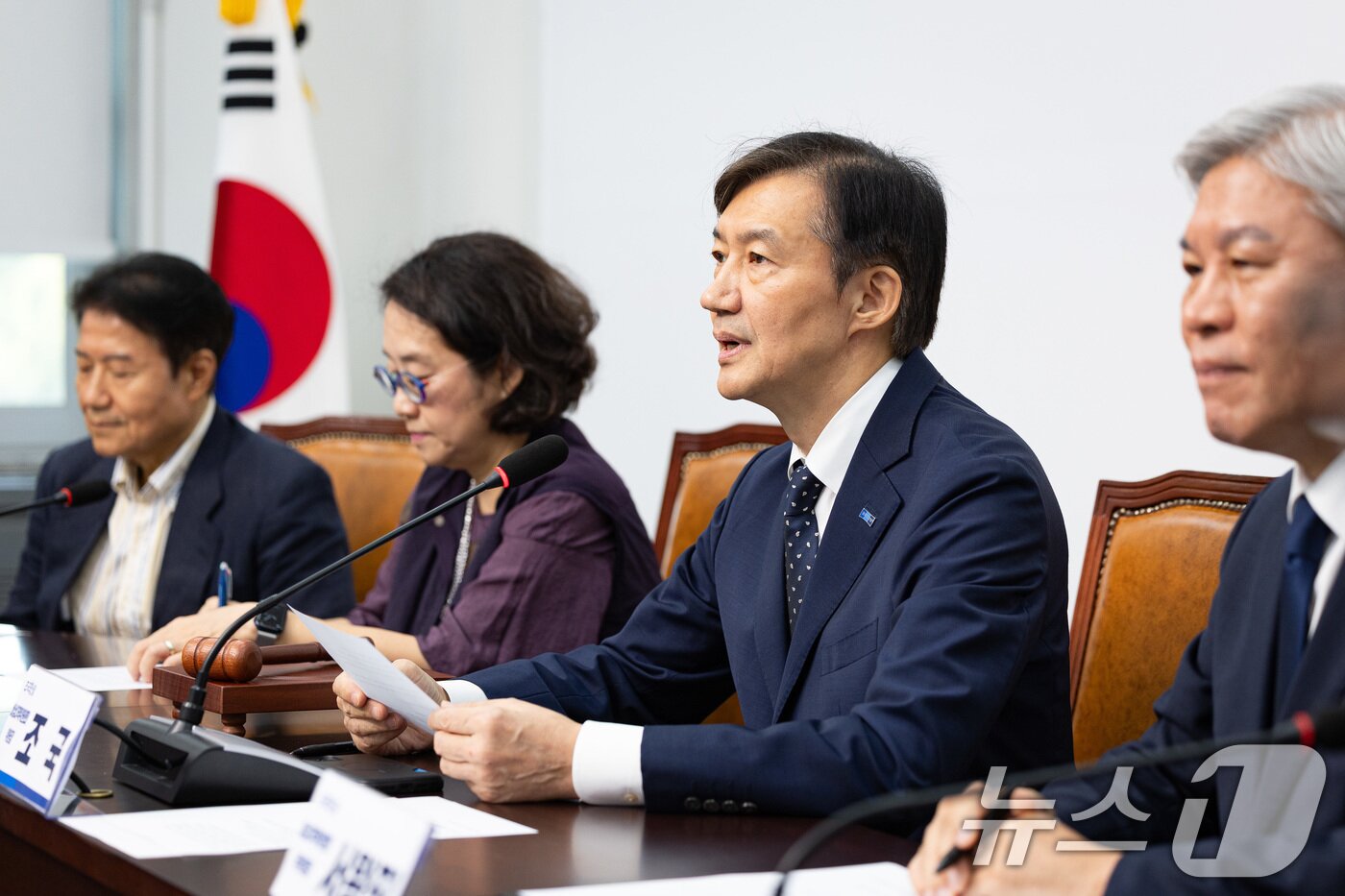 본문 이미지 - 조국 조국혁신당 비상대책위원장이 15일 서울 여의도 국회에서 열린 첫 비상대책위원회의에서 모두 발언을 하고 있다. 2025.9.15/뉴스1 ⓒ News1 유승관 기자