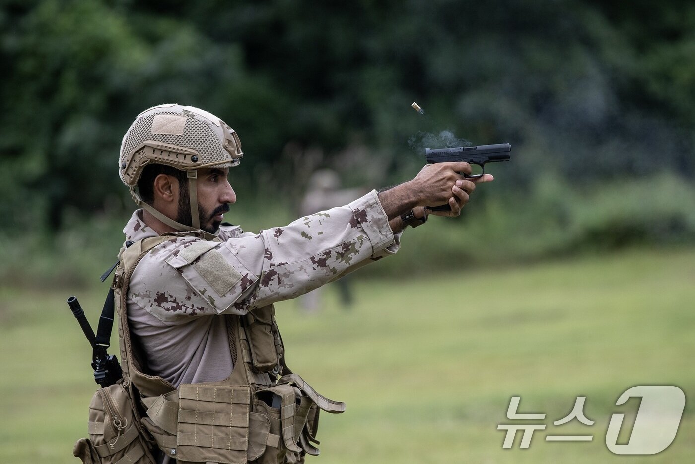 본문 이미지 - 육군은 지난 10일부터 개최한 제2회 국방부장관배 국제 저격수 경연대회&#40;K-ISC&#41;가 15일 막을 내렸다고 밝혔다. 대회에 참가한 각국 저격수들이 보조화기&#40;권총&#41;을 이용한 사격을 실시하고 있다. &#40;육군 제공. 재판매 및 DB 금지&#41; 2025.9.15/뉴스1