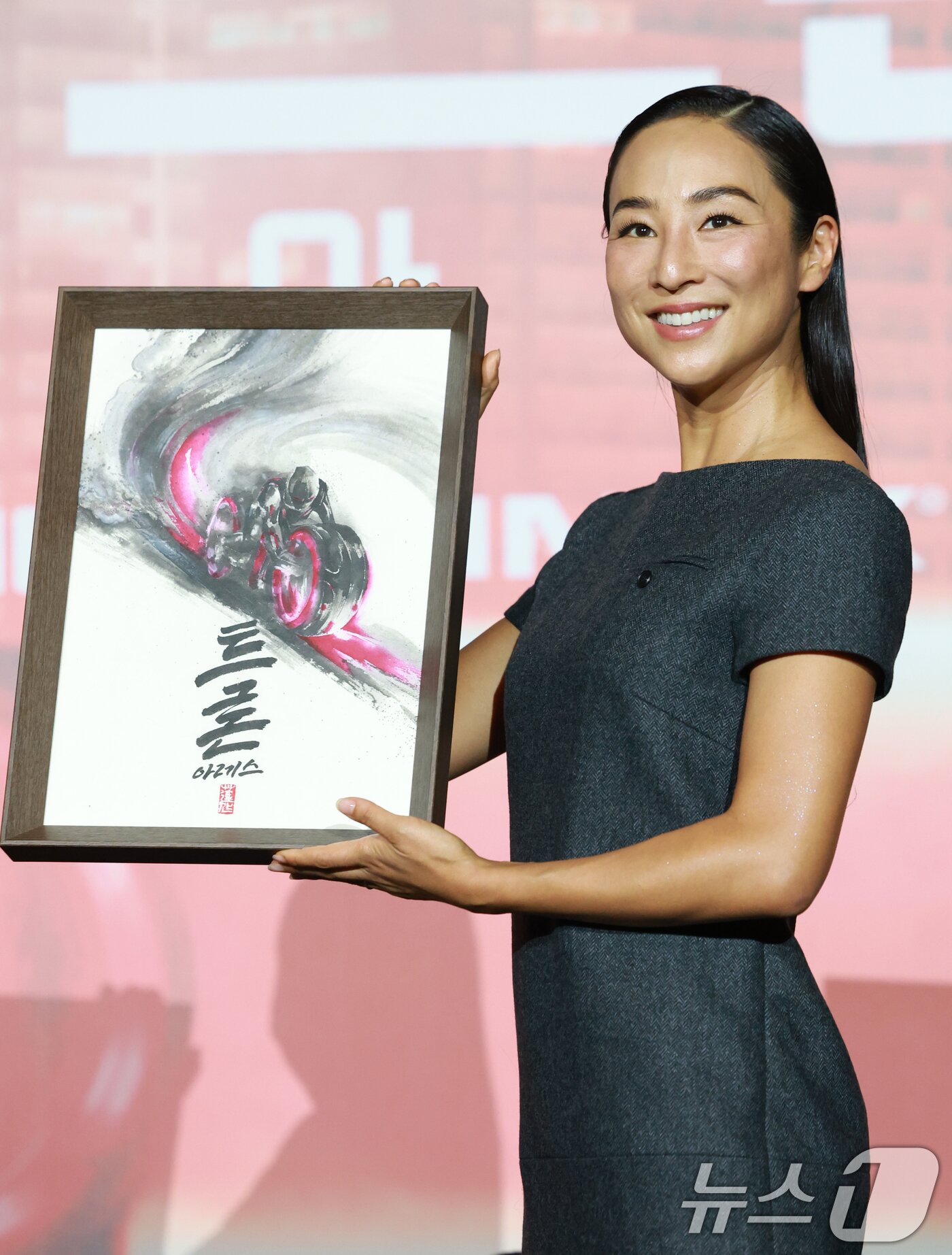 본문 이미지 - 배우 그레타 리가 15일 오전 서울 용산구 CGV용산아이파크몰에서 열린 영화 &#39;트론: 아레스&#39;&#40;감독 요아킴 뢰닝&#41; 내한 기자간담회에 참석해 특별한 수묵화 선물을 받고 미소짓고 있다. &#39;트론: 아레스&#39;는 가상 세계에서 현실 세계로 넘어온 고도 지능 AI 병기 아레스의 등장으로 시작되는 통제 불가의 위기를 그린 압도적 비주얼 액션 블록버스터다. 2025.9.15/뉴스1 ⓒ News1 권현진 기자