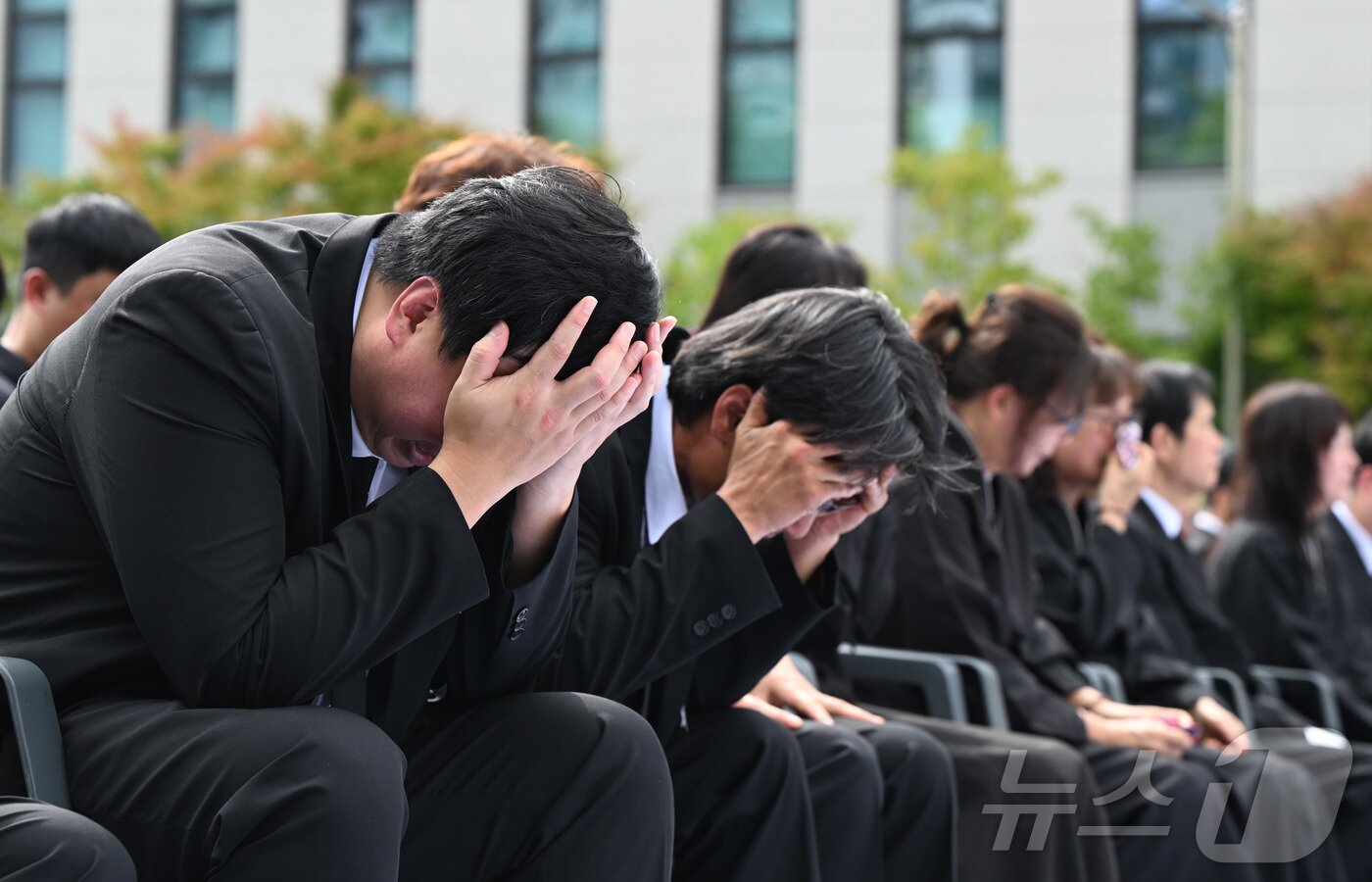 본문 이미지 - 고립된 70대 중국 국적 남성을 구조하려다 숨진 고 이재석 경사의 영결식이 열린 15일 인천해양경찰서에서 유가족들이 슬픔에 잠겨 있다. (공동취재) 2025.9.15/뉴스1 ⓒ News1 김성진 기자