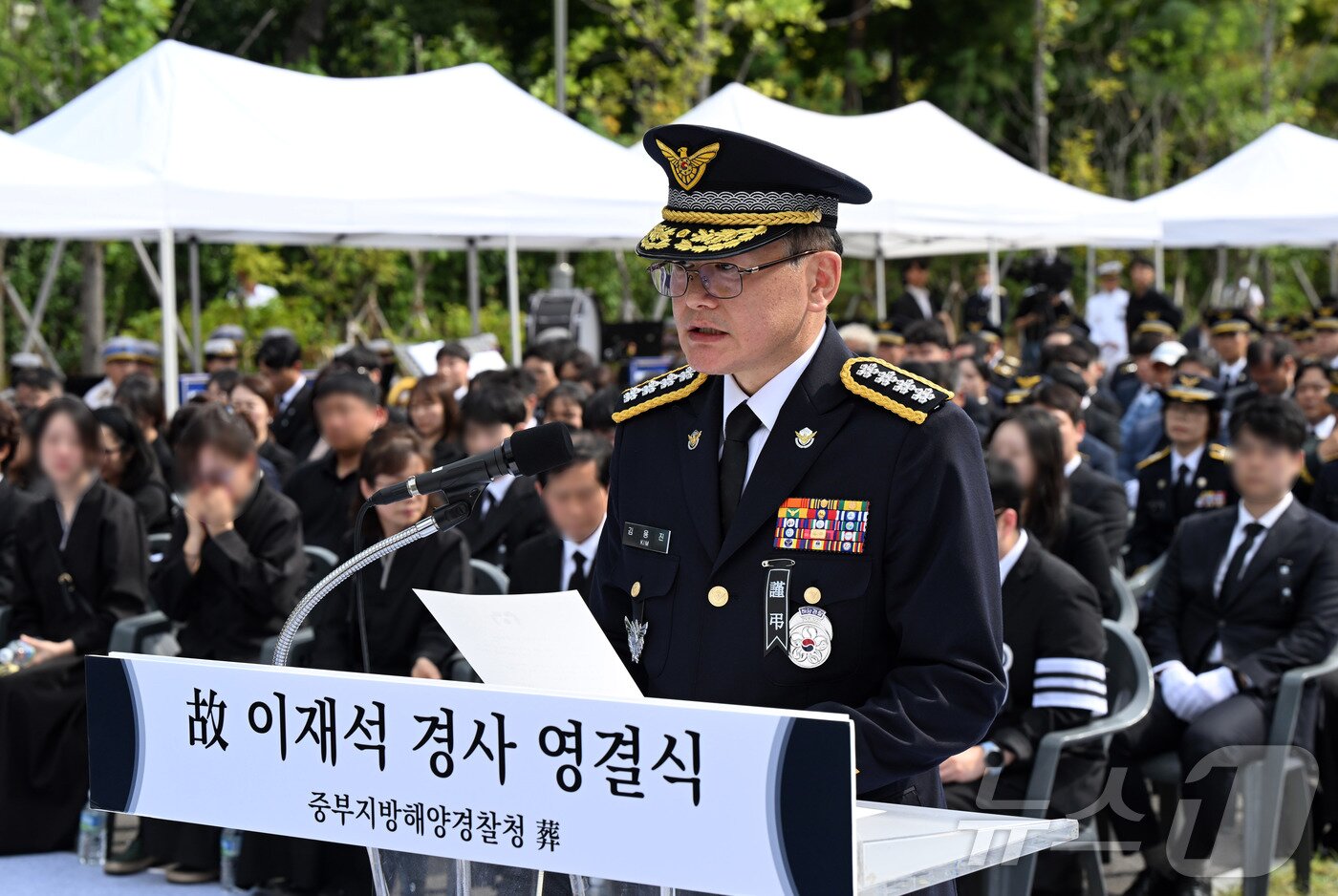 본문 이미지 - 고립된 70대 중국 국적 남성을 구조하려다 숨진 고 이재석 경사의 영결식이 열린 15일 인천해양경찰서에서 김용진 해양경찰청장이 추도사를 하고 있다. (공동취재) 2025.9.15/뉴스1 ⓒ News1 김성진 기자