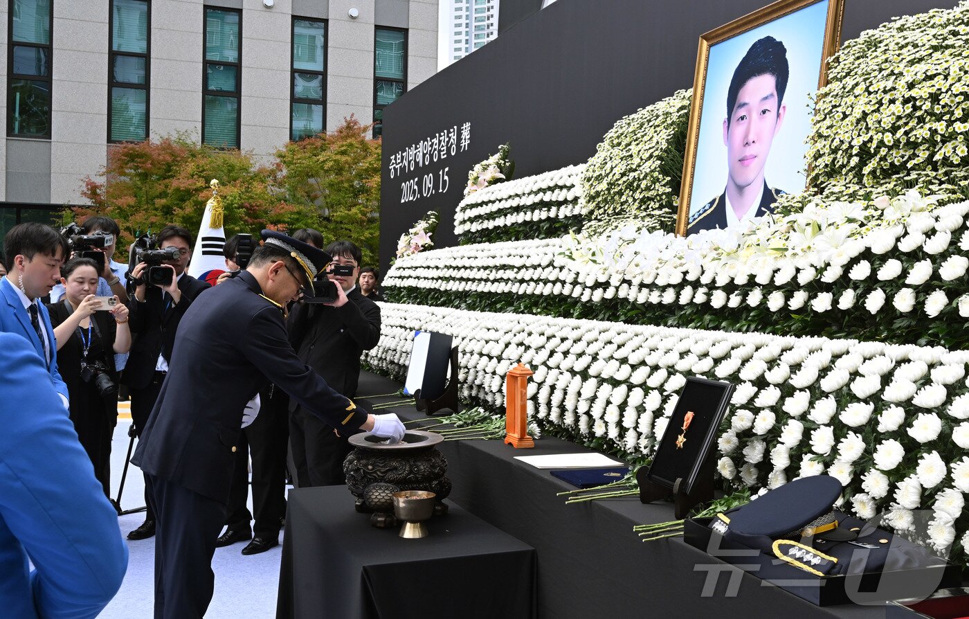 본문 이미지 - 고립된 70대 중국 국적 남성을 구조하려다 숨진 고 이재석 경사의 영결식이 열린 15일 인천해양경찰서에서 김용진 해양경찰청장이 분향하고 있다. (공동취재) 2025.9.15/뉴스1 ⓒ News1 김성진 기자