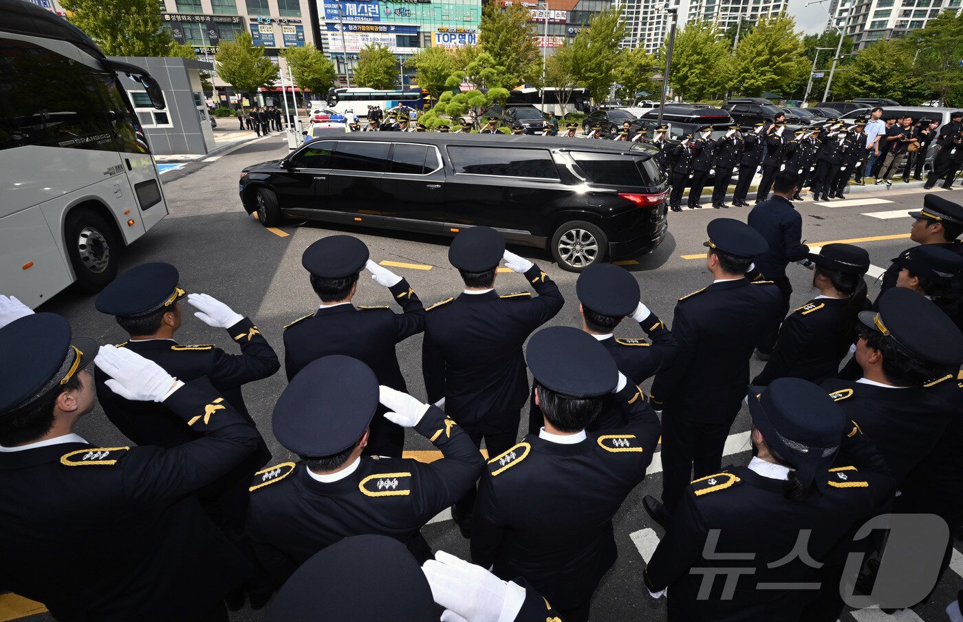 본문 이미지 - 고립된 70대 중국 국적 남성을 구조하려다 숨진 고 이재석 경사의 영결식이 열린 15일 인천해양경찰서에서 동료 경찰들이 운구차를 향해 경례하고 있 ⓒ News1 김성진 기자