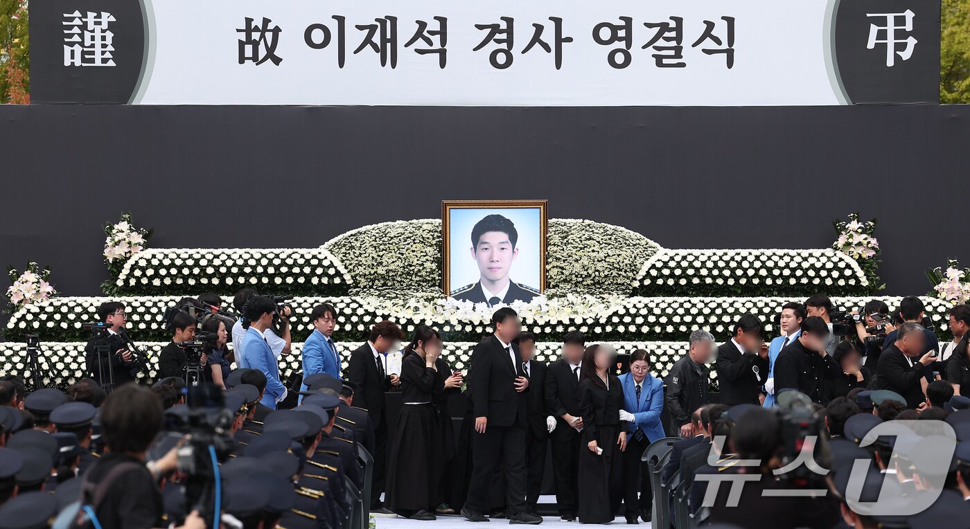 본문 이미지 - 15일 인천 서구 인천해양경찰서에서 열린 영흥도 갯벌에 고립된 70대 중국인을 구조하다 숨진 故 이재석 경사의 영결식에서 유가족들이 헌화를 마치고 자리로 돌아가고 있다. 2025.9.15/뉴스1 ⓒ News1 김성진 기자
