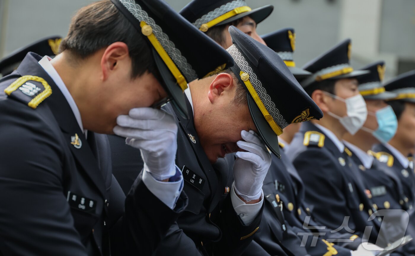 본문 이미지 - 갯벌에 고립된 70대 중국인을 구조하다 숨진 고 이재석 경사의 영결식이 15일 엄수됐다. 영결식에서 동료들이 눈물을 흘리고 있다. (공동취재)2025.9.15/뉴스1 ⓒ News1 김성진 기자