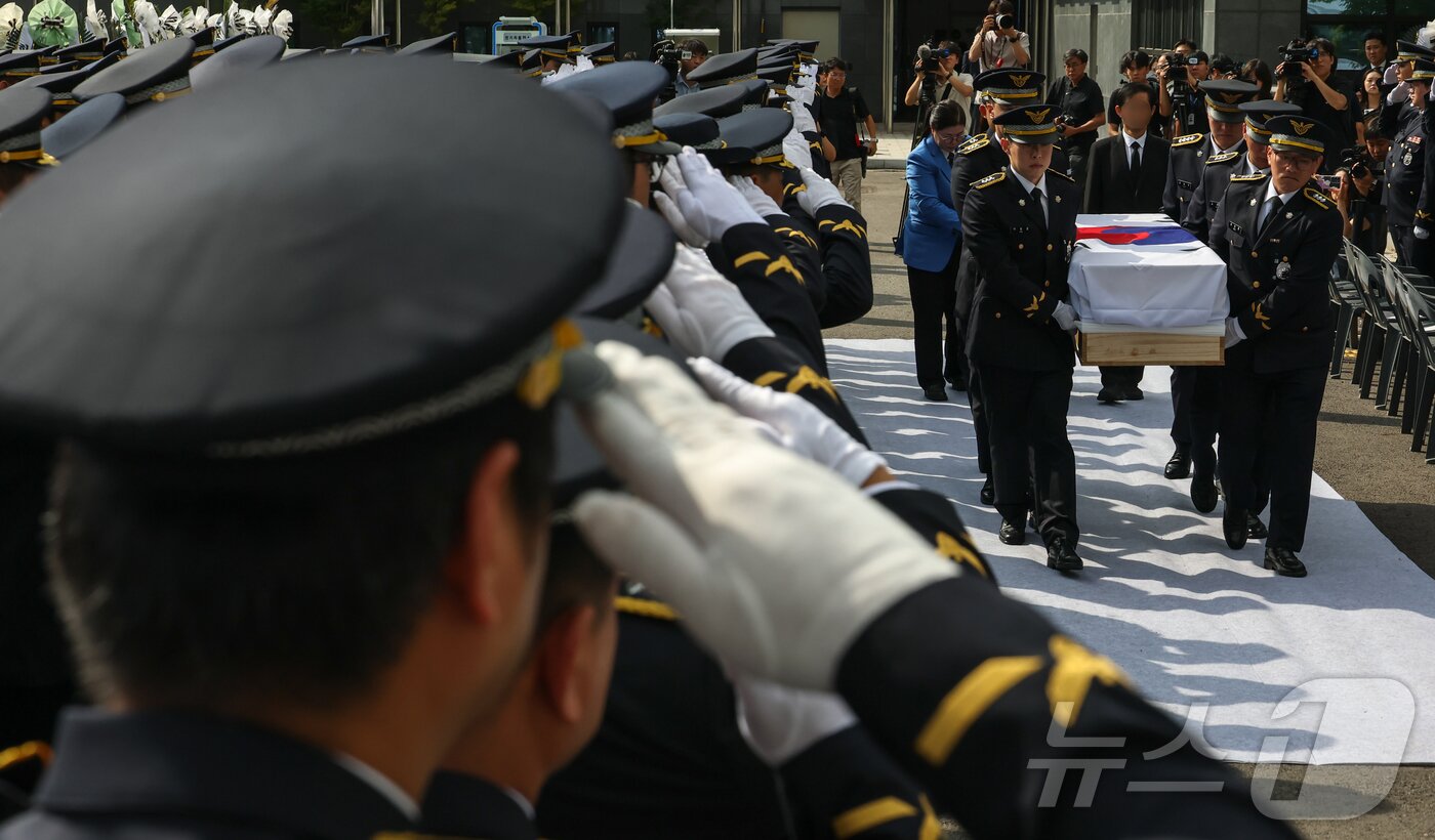 본문 이미지 - 갯벌에 고립된 70대 중국인을 구조하다 숨진 고 이재석 경사의 영결식이 15일 인천해양경찰서에서 엄수되고 있다. (공동취재)2025.9.15/뉴스1 ⓒ News1 김성진 기자