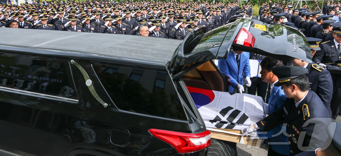 본문 이미지 - 갯벌에 고립된 70대 중국인을 구조하다 숨진 고 이재석 경사의 영결식이 15일 인천해양경찰서에서 엄수되고 있다. (공동취재)2025.9.15/뉴스1 ⓒ News1 김성진 기자