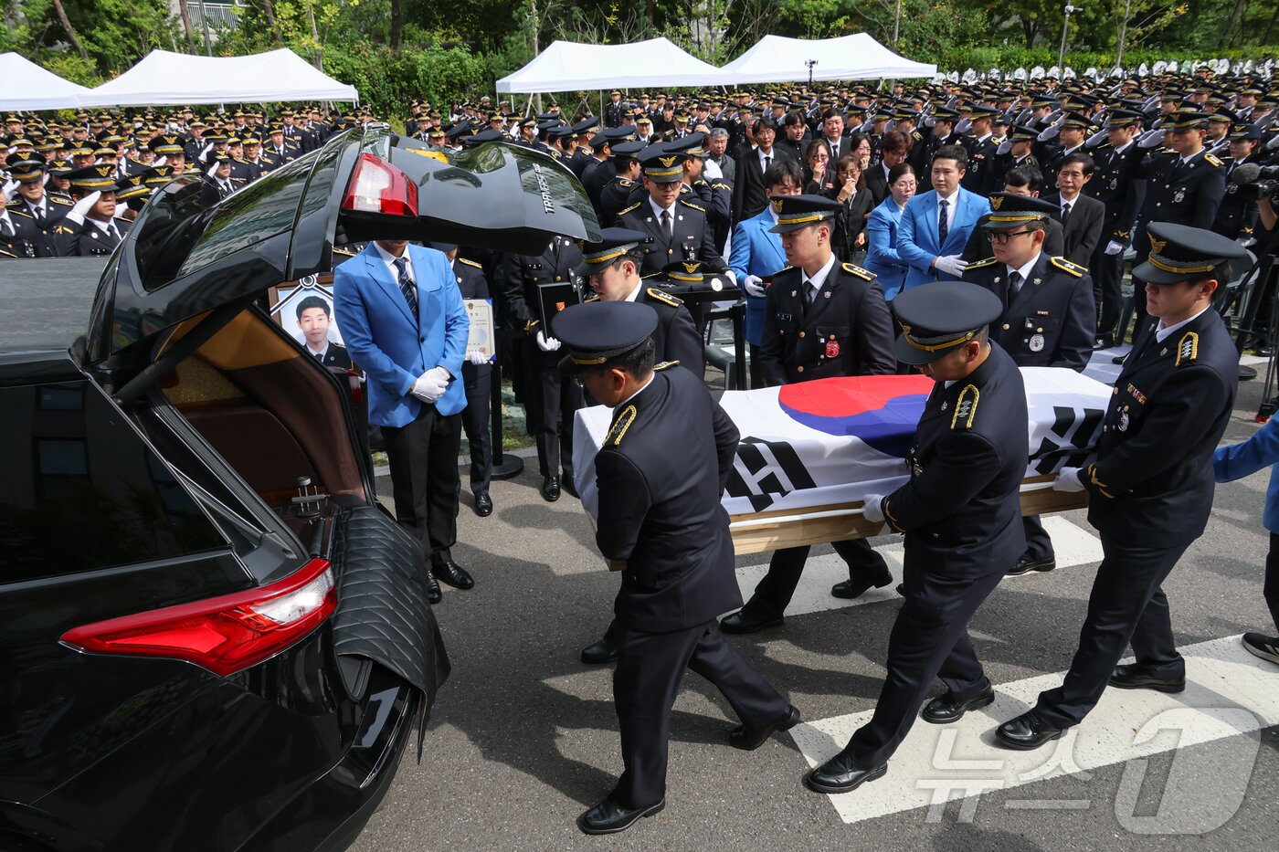 본문 이미지 - 갯벌에 고립된 70대 중국인을 구조하다 숨진 고 이재석 경사의 영결식이 15일 인천해양경찰서에서 엄수되고 있다. (공동취재)2025.9.15/뉴스1 ⓒ News1 김성진 기자