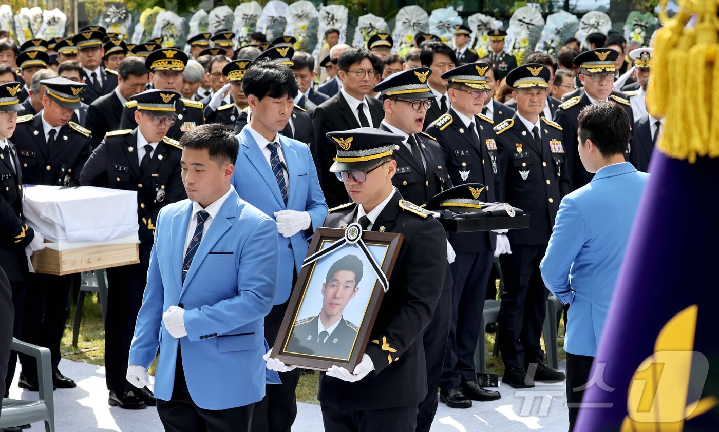 본문 이미지 - 갯벌에 고립된 70대 중국인을 구조하다 숨진 고 이재석 경사의 영결식이 15일 인천해양경찰서에서 엄수되고 있다. (공동취재) 2025.9.15/뉴스1 ⓒ News1 김성진 기자