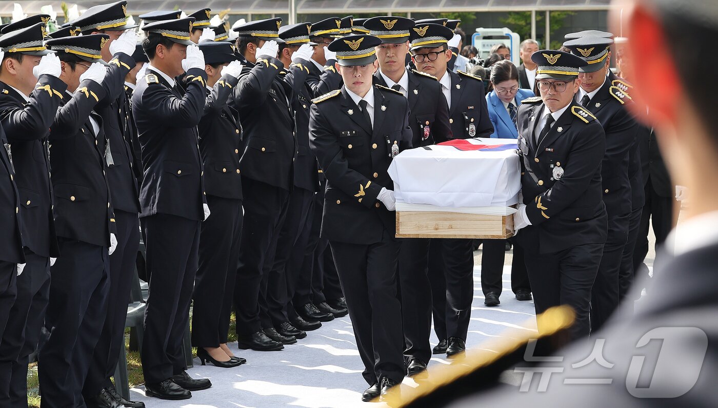 본문 이미지 - 갯벌에 고립된 70대 중국인을 구조하다 숨진 고 이재석 경사의 영결식이 15일 인천해양경찰서에서 엄수되고 있다. (공동취재) 2025.9.15/뉴스1 ⓒ News1 김성진 기자