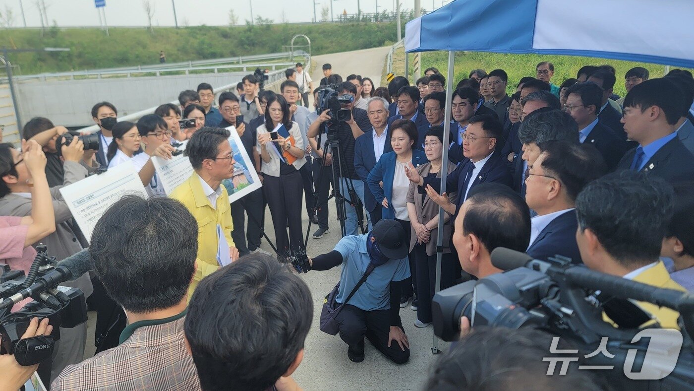 본문 이미지 - 국회 행정안전위원회 소속 국회의원들이 15일 오전 충북 청주 궁평2 지하차도를 찾아 현장 조사를 하고 있다.2025.9.15./뉴스1 임양규 기자