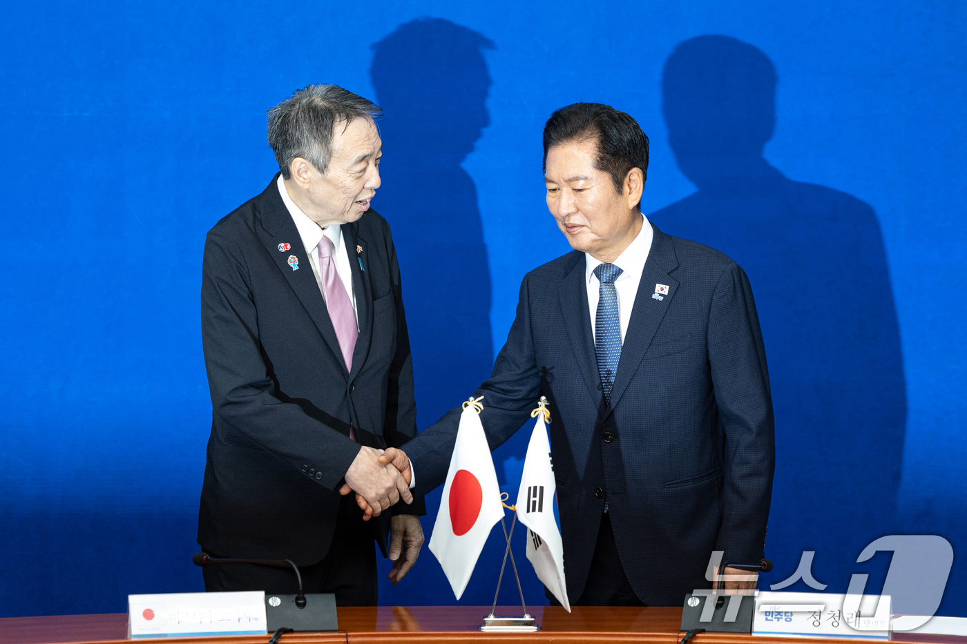 (서울=뉴스1) 이승배 기자 = 정청래 더불어민주당 대표가 15일 서울 여의도 국회에서 미즈시마 고이치 주한일본대사를 접견하고 있다. 2025.9.15/뉴스1